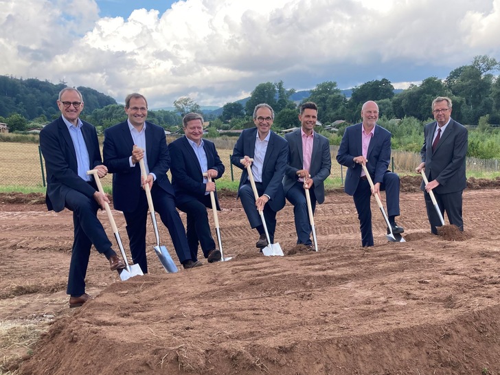 Jürgen Heite, Geschäftsführer der Thyssen`schen Handelsgesellschaft, David Banners, Geschäftsführer Simonswerk, Bürgermeister Thomas Spielmann, Dr. Frank Remy, Geschäftsführer Simonswerk, Marcus Staude, Bauunternehmen Goldbeck, Klaus Moriße, Produktionsleiter Standort Heiligenstadt, und Landrat Werner Henning (von links) beim ersten Spatenstich