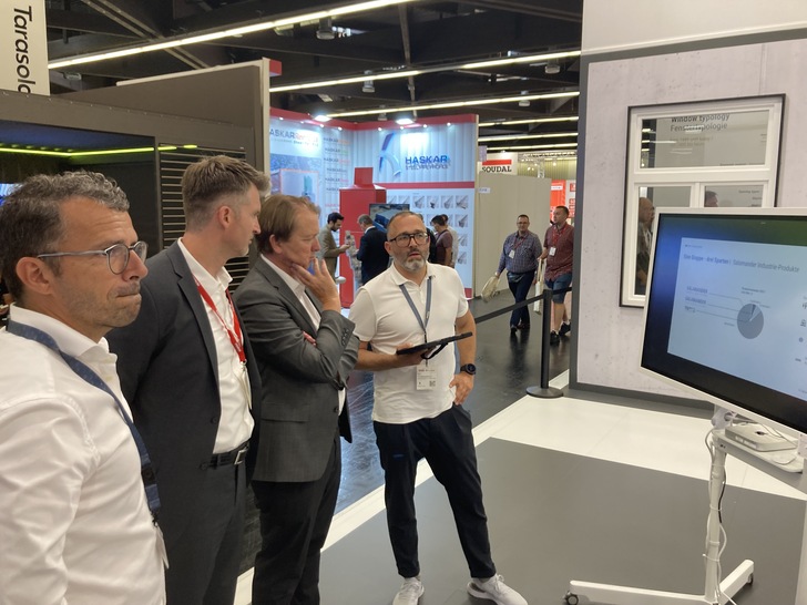 Die GLASWELT und das Team des Gentner-Verlags lassen sich auf dem Salamander Messestand von Till Schmiedeknecht (r.) die Ideen und Innovationen vorführen.