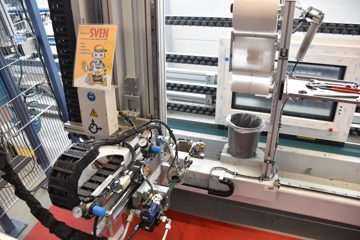 Ein Teil des Klebekonzeptes bei Löwe Fenster:  Der Klebeautomat SVEN erkennt per Laser die ­Größe und Profil­stärke des ﻿Elements und stellt sich ­entsprechend ­selber ein.