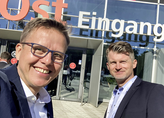 Gemeinsamer Messestart mit Tom Duley (r.), Gesamtanzeigenleiter Gentner Verlag