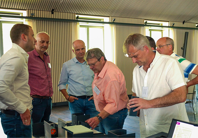 ﻿Der Vortrag von Stefan Brandelik zu den Forsa News mit den Vorteilen der Produktreihen Raff­store und ­Zipscreen System erzielte viel Interesse bei den ­Teilnehmern. - © Foto: Folgner
