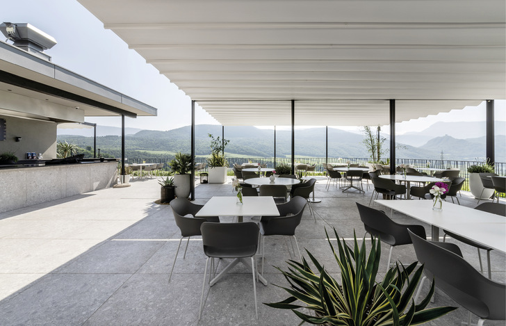 Die schlanke Konstruktion der Exyl fügt sich unauffällig in das Ambiente der Gästeterrasse ein.