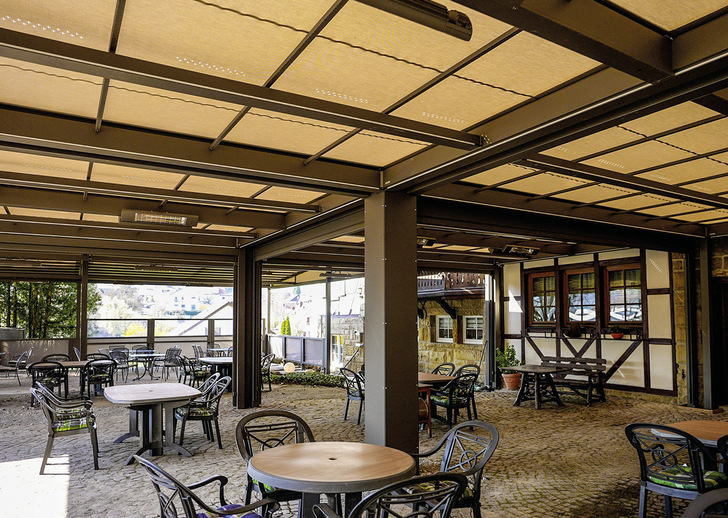 Der Abschluss zum hinteren Bereich, der mit vier pergola strech (jeweils 7 × 6 m) ausgeführt wurde, bilden die format Seitenelemente mit ca. 20 laufenden Metern.