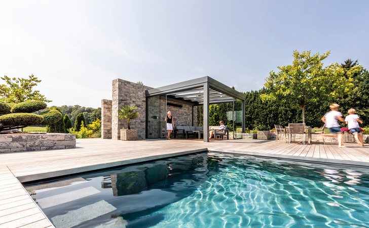 Poollandschaft inmitten grüner Oase: Für die Familie ist ein Traum in Erfüllung gegangen.