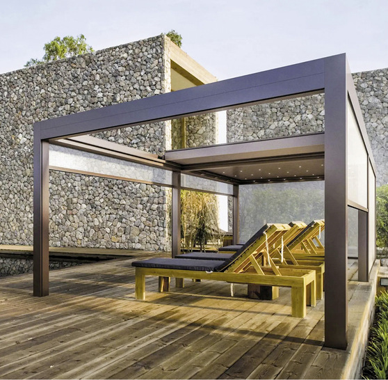 Die seitlichen ZIPs haben als besonderes Feature das patentierte Mag Lock System, dass das Spannen des abgefahrenen Tuchs der Senkrechtmarkisen optimiert.