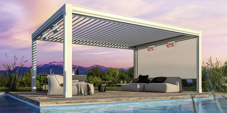 Das Lamellendach lässt sich an allen Seiten mit einer Vertikal-­Beschattung ausstatten. Sie ist optisch attraktiv in die Rahmenkonstruktion integriert und verschwindet komplett in der Attika.