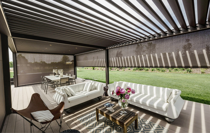Bioklimatische Pergola Opera mit umlaufenden Raso Markisen