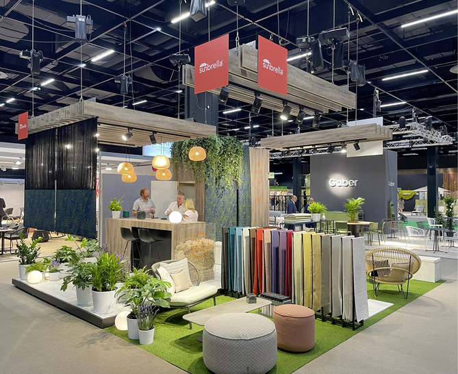 Die technischen Eigenschaften der Stoffe sind gerade im Außen­bereich entscheidend, egal ob es um die Bezüge der Gartenmöbel geht oder den Markisenstoff.