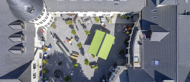 Ausgeführt wurden offenen Gelenkarmmarkisen als Doppelanlagen Typ M1300 syncra fix von markilux.