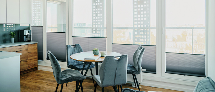 Frei verschiebbare Plissees sorgen für Privatsphäre und lassen dennoch ausreichend Tageslicht herein.
