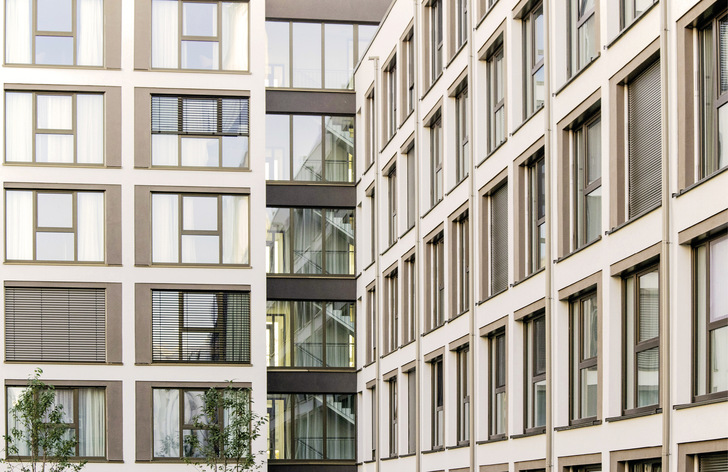 Für den außenliegenden Sonnenschutz kamen Raffstoren mit Schienenführung und Rollläden zur Anwendung.