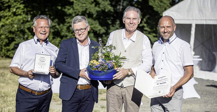 Geschäftsführer Jürgen Timm (l.), Gesellschafter Hans Joachim Wiegelmann (2.v.r.) und Vertriebs- und Marketingleiter Frank Haubach (r.) nehmen die Glückwünsche von Sinns Bürgermeister Hans-Werner Bender (2.v.l.) entgegen. - © Foto: Becker
