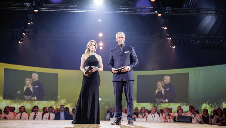 Zu den Highlights zählten die beiden Gala-Abende am 23. und 24. Juni. Die Moderatorin Maxi Sarwas führte durch den ­Programm-Abend, profine-Chef Dr. Mrosik präsentierte die neue Kömmerling-Marke.