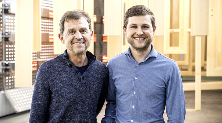 Geschäftsführer Jens Stocker (neben seinem Vater Günther Stocker) ist hochzufrieden mit der neuen Beschichtungsanlage. Im Hintergrund zu sehen ist der Halogentrockner. - © Foto: Range + Heine
