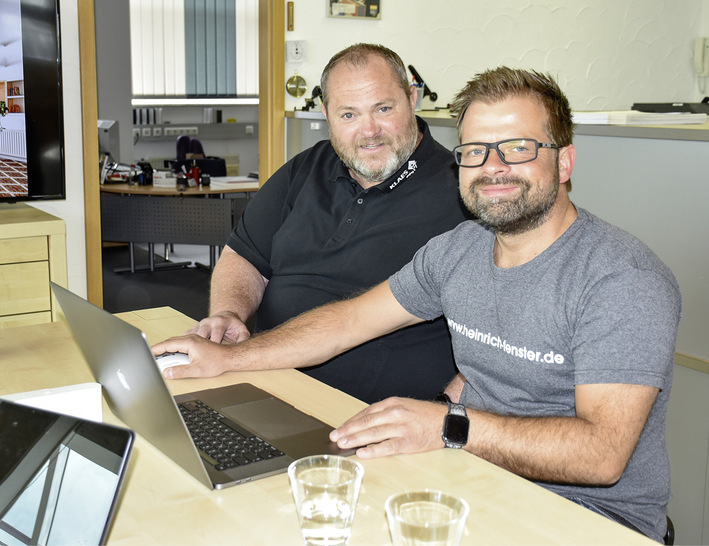 Klaes-Kundenberater Jens Johanni (l.) und Fensterbauer Jörn Heinrich - © Foto: Daniel Mund / GLASWELT
