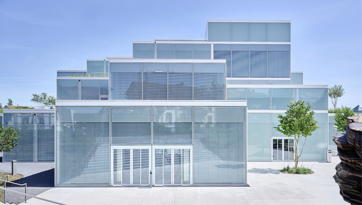 Der Planern war es wichtig, dass sich das ­Gebäude in die angrenzenden ­Bebauung sowie in die ­umgebende Landschaft behutsam einfügt. 