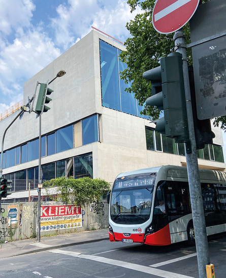 Die bis dato größten VSG Scheiben (7,95 × 2,97 m), die mit der neuen Vogelschutz­folie ausgestattet sind, ­findet man in Köln. Die ­Scheiben wurden von Thiele Glas ­gefertigt. - © Foto: Matthias Rehberger
