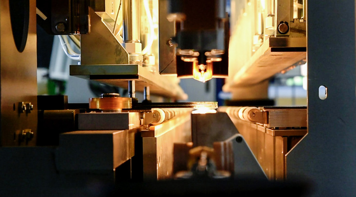 Die patentierten SIR (Selective Infrared) Heizmodule weisen eine Länge von 900 mm auf, das minimiert die Heiz-Zeit und damit die Hitzebelastung des Glases, wodurch die Kanten­festigkeit um mindestens 10 % verbessert wird.