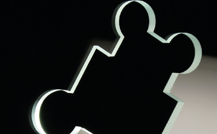 Die individuelle, auftragsbezogene ­Glasbearbeitung mit Laser erlaubt auch komplexe ­Formen und Konturen umzusetzen.