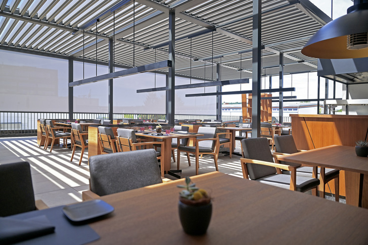 Das Dachsystem Lamaxa L50 ermöglicht auch in den Knotenpunkten eine extrem schlanke Ausführung der Stützen, trotz vierfacher Last.