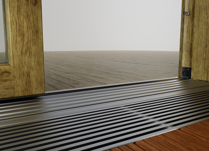 Die neue niveaugleiche 5-mm-Bodenschwelle von Siegenia gibt noch mehr Möglichkeiten bei der barrierefreien Gestaltung des Durchgangs nach draußen.