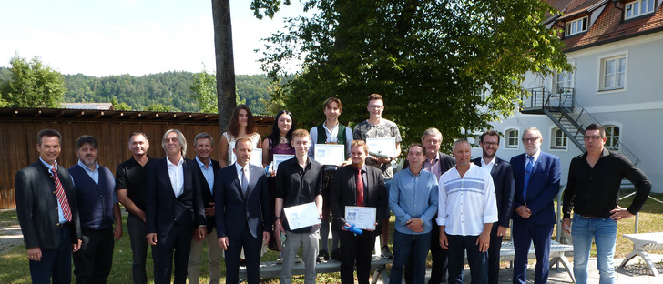 Bei der Abschlussfeier an der Berufsschule Vilshofen: Die besten Glaser und Fensterbauer Bayerns mit den Ehrengästen - © Glasfachschule Vilshofen
