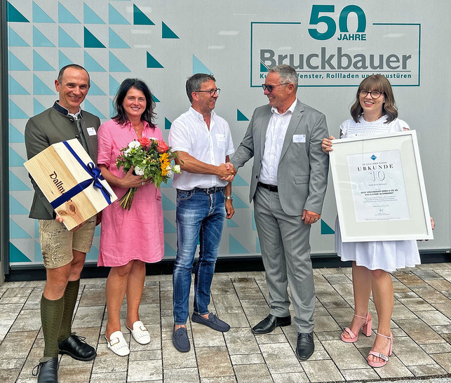 Gratulation zum 50-jährigen Firmenjubiläum und zur zehnjährigen Partnerschaft mit VEKA (v.l.): Markus Scheuerer (Technischer Außendienst Veka), das Inhaber-Ehepaar Christine und Bernhard Bruckbauer, Veka Gebietsrepräsentant Michael Wiebe sowie Tochter Valentina Bruckbauer, mit der vor zwei Jahren die dritte Generation ins Unternehmen eingetreten ist. - © Veka
