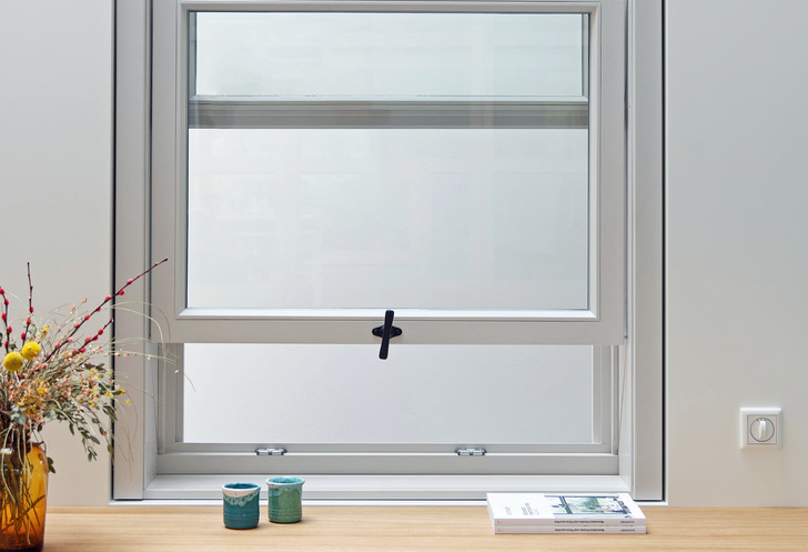 Mit dem E-Schiebefenster präsentiert Sorpetaler ein Hochschiebefenster, das sich automatisiert öffnen und schließen lässt.