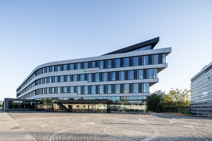 Das neue Institut des Fraunhofer IEE in Kassel setzt mit seinem eleganten Schwung ein markantes Zeichen in Richtung Innenstadt. - © Schollglas/Benjamin Zweig BZ Architekturfotografie
