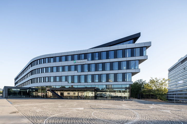 Das neue Institut des Fraunhofer IEE in Kassel setzt mit seinem eleganten Schwung ein markantes Zeichen in Richtung Innenstadt.
