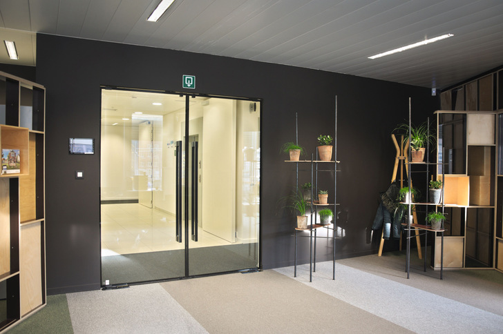 Hier eine elegante Lunax-Brandschutztür von Vetrotech im eingebauten Zustand.