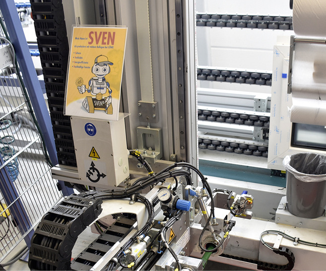 Ein Teil des Klebekonzeptes bei Löwe Fenster:  Der Klebeautomat SVEN erkennt per Laser die ­Größe und Profil­stärke des ﻿Elements und stellt sich ­entsprechend ­selber ein.