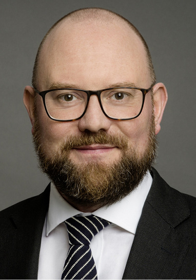 Thomas Drinkuth, der neue Leiter der „Repräsentanz Transparente Gebäudehülle“, ist vielen aufgrund seiner Arbeit für die Deutsche Energie-Agentur (dena) und die „geea Allianz für Gebäude-Energie-Effizienz“ bekannt und in Berlin bestens vernetzt. - © Foto: Drinkuth
