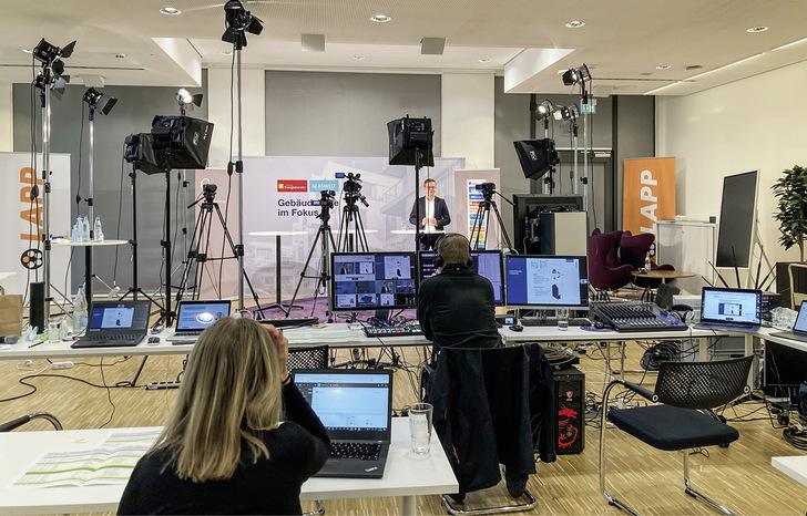 Wir gehen im November wieder „on air“: Das digitale Fachforum „Gebäudehülle im Fokus“.