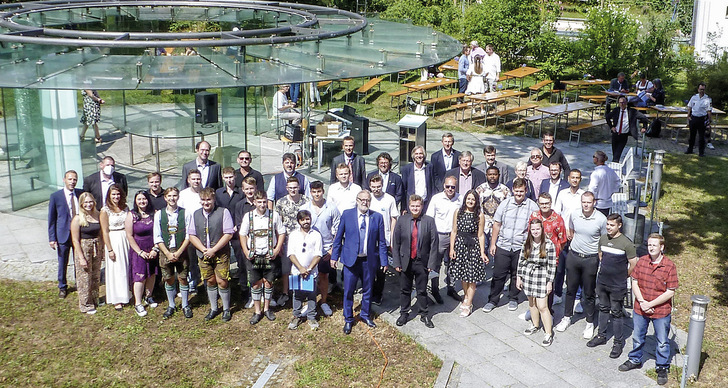 Die Junggesellinnen und Junggesellen mit den Ehrengästen im ­Garten des Salzstadels. - © Foto: Glasfachschule Vilshofen
