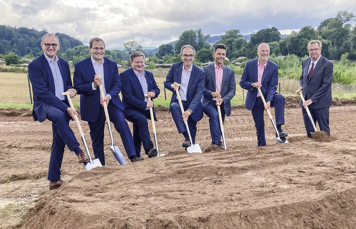 Strahlende Gesichter bei allen Beteiligten beim ersten Spatenstich für die neue Produktionshalle am Simonswerk Standort Heilbad Heiligenstadt in Thüringen.