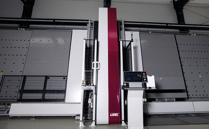 In Düsseldorf präsentiert Lisec mit der KSD-A seine schnellste vertikale Säum- und Schleifmaschine. Bei der ­Glaskantenbearbeitung setzt die Anlage Umfangsscheiben für das Säumen und Schleifen ein. 