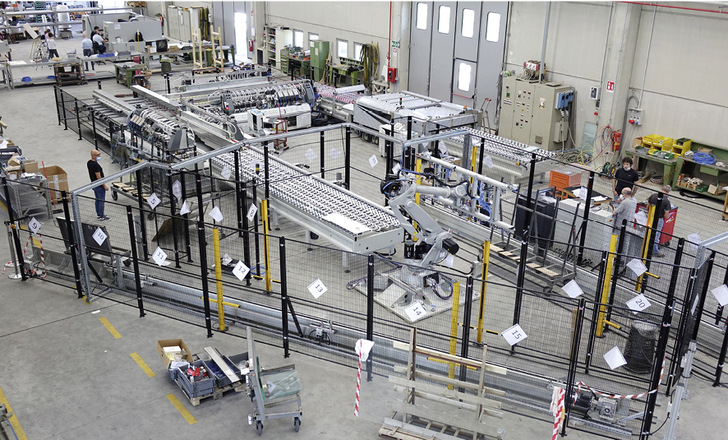 Maschinenhersteller Bavelloni Spa biete kundenspezifische Automatisierungen an, inklusive Roboter-Einsatz und automatisierte Lade- und Transportsysteme. - © Foto: Bavelloni Spa
