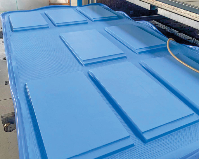 Das Clean Concept von RCN ermöglicht es, Verbundgläser mit sauberen Glaskanten zu laminieren, ohne das EVA-Überschüsse entfernt werden müssen. 