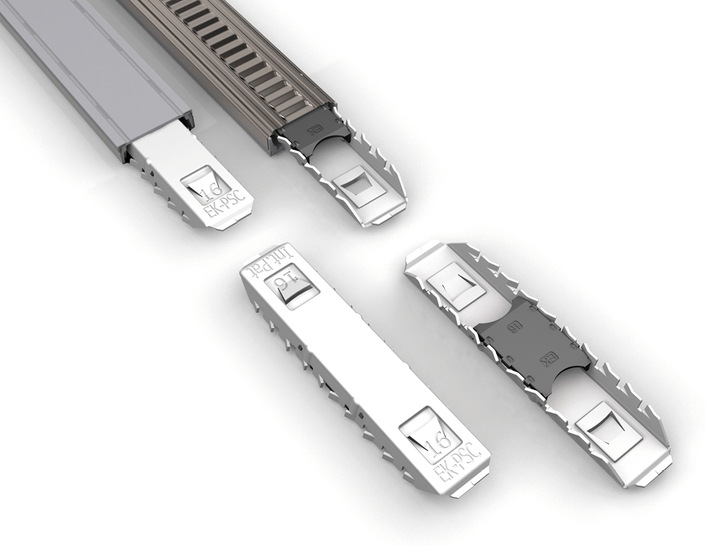 Hier sind zwei Welten vereint: Der EK-Längsverbinder aus Stahl mit Kunststoffbrücke sorgt bei Isoliergläsern für eine sichere Abdichtung.