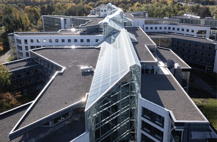 Verbindendes Element der ­Terminals ist die ­gemeinsame ­Magistrale, ein ­öffentlicher Ort, der durch die aktuelle Sanierung an Aufenthaltsqualität ­gewonnen hat. - © Foto: Lasse Olsson Photo
