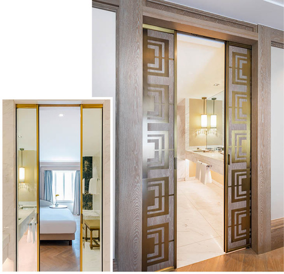 Dank der Schiebetürsysteme von Eclisse ein Plus an Raumgewinn im Bad. Edle Spiegeloptik inklusive (linkes Bild). 