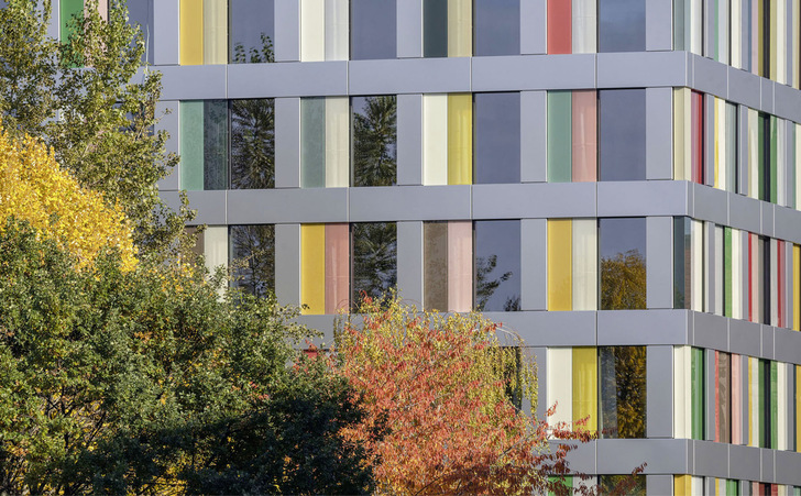 Die bunten Glaselemente wurden von Glas Marte geliefert. Es wurden insgesamt zwölf unterschiedliche Farbtöne verwendet.