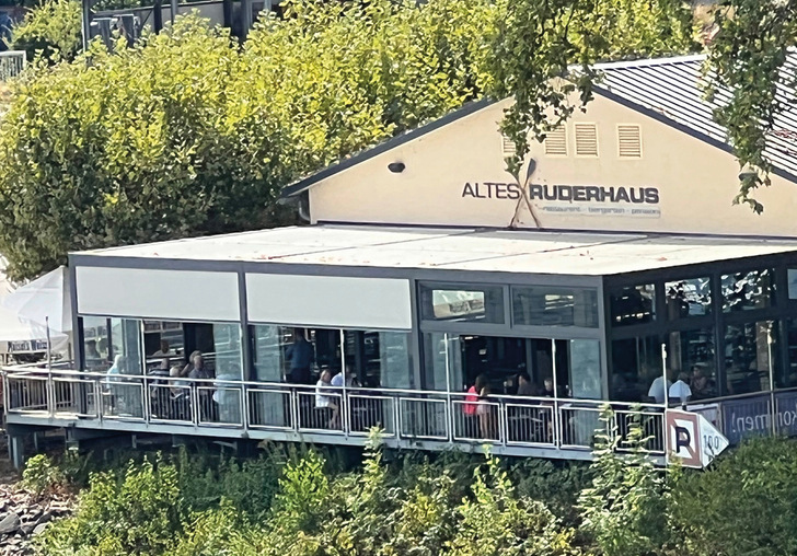 Überdacht, seitlich durch Glasschiebeelemente vor Wind geschützt, und Sonnenschutz durch integrierte ZIPs schaffen ein komfortables Ambiente für den Gast.