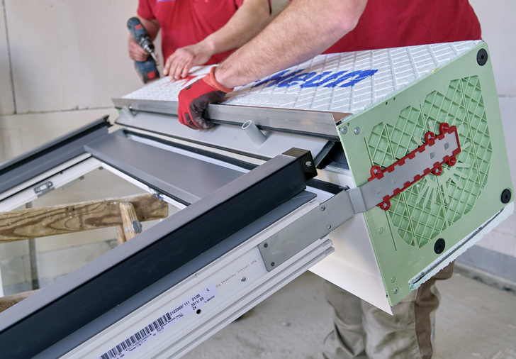 Die Verschraubung der ­Befestigungsstiele mit dem Fenster stellen ­eine sichere Verbindung ­zwischen Rollladenkasten und Fenster her. - © Foto: Beck + Heun
