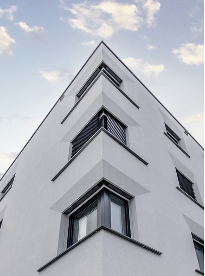 Architektonisches Highlight des Neubaus ist die Fassade mit angeschrägten Fensterlaibungen. Erstmals ist es gelungen, den innovativen Jalousiekasten in diese sogenannte Engadiner Laibung zu integrieren.