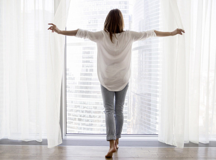 Für ein angenehmes Raumklima zu jeder Jahreszeit: Die Lüfter „ZFH 35-5“, „ZFH 40“ sowie „Arimeo Classic S“ von German Windows ermöglichen über innovative Zuluft-Elemente eine permanente Frischluftzufuhr – sogar bei geschlossenem Fenster.