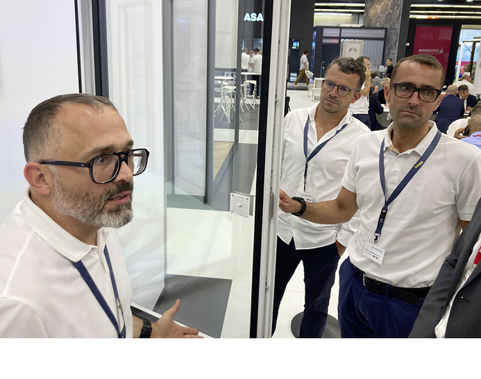 Till Schmiedeknecht (l.) erläutert die Vorzüge des Konzeptes greenevolution_straight. Auf der rechten Bildhälfte: Marketingleiter Sven Landrock und Co-CEO Götz Schmiedeknecht (r.).