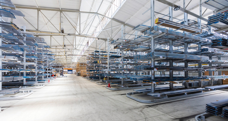 Einblick in das Lager des neuen Logistikverteilzentrums am Standort in Hettstedt