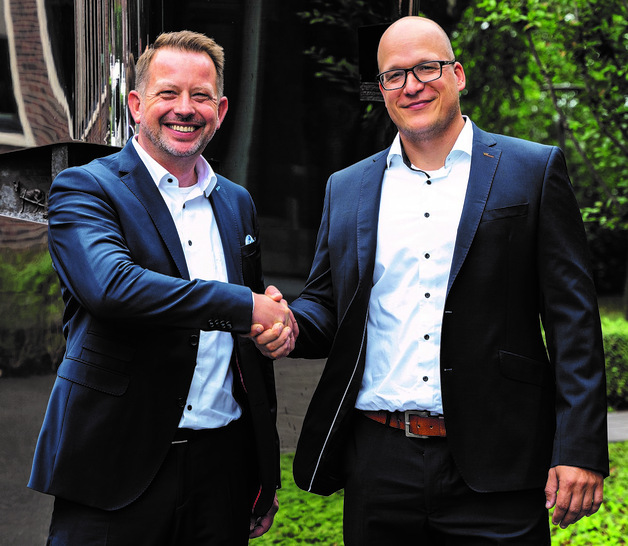 Mario Husemann von Remondis (l.) und Dirk Schneider von Schüco übernehmen die Geschäftsführung der RE:CORE GmbH und freuen sich auf die Zusammenarbeit. - © Schüco International KG
